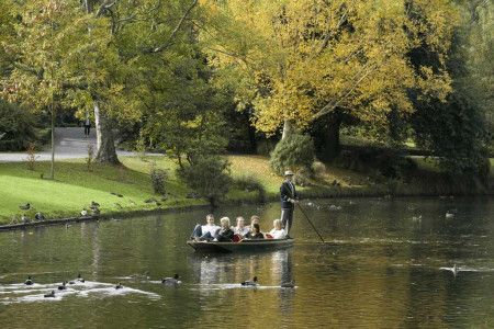 Enjoy the punting tours at the Avon River.